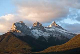 the iconic three sisters mountain range