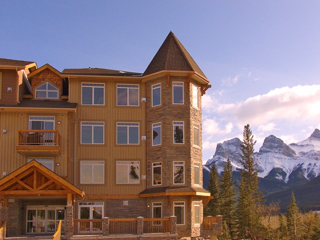 Falcon Crest Lodge by CLIQUE