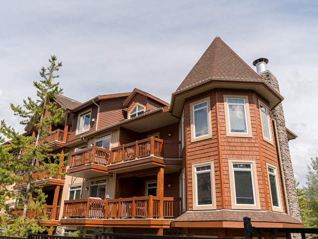 Falcon Crest Lodge by CLIQUE