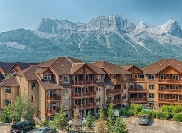 Falcon Crest Lodge by CLIQUE