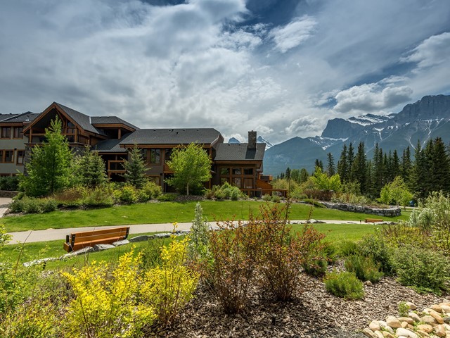 Rundle Cliffs Lodge by Spring Creek Vacations