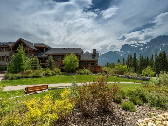 Rundle Cliffs Lodge by Spring Creek Vacations